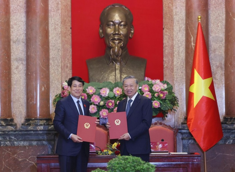 El secretario general del PCV, To Lam, y el presidente del país, Luong Cuong, en el acto de traspaso de funciones de Presidente de Vietnam. (Foto: VNA)