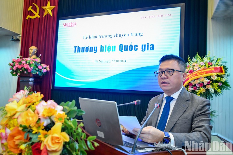 El presidente- editor Le Quoc Minh, subjefe de la Comisión de Comunicación y Educación del Partido Comunista de Vietnam y presidente de la Asociación de Periodistas del país, habla en el evento. 