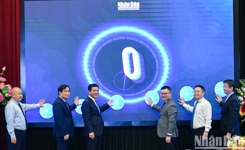 Los delegados realizan la inauguración del portal. 