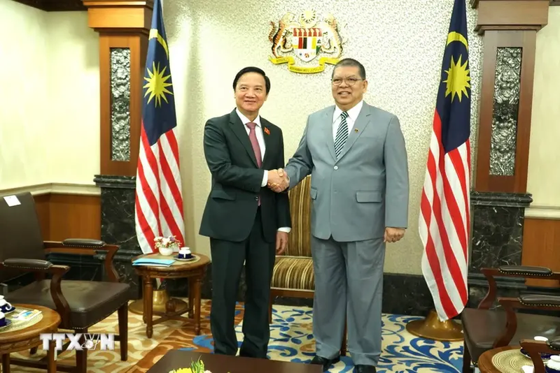 El vicepresidente de la Asamblea Nacional vietnamita, Nguyen Khac Dinh (izquierda) y El presidente de la Cámara de Representantes de Malasia, Tan Sri Dato Johari Bin Abdul. (Foto: VNA)