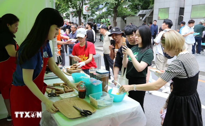 Un festival cultural en la ciudad de Uijeongbu de la provincia surcoreana de Gyeonggi se celebró para conmemorar el décimo aniversario de la Asociación de Mujeres de Vietnam. (Foto: VNA)