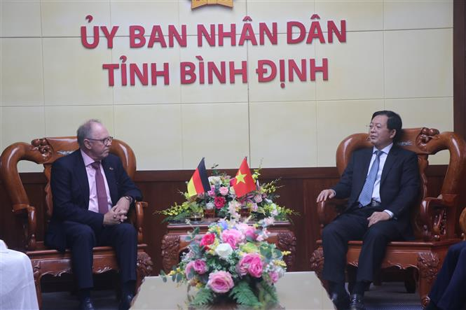 El secretario del Comité del Partido Comunista de Vietnam en Binh Dinh, Ho Quoc Dung (D), se reúne con el presidente de PNE, Per Hornung Pedersen. (Foto: VNA)