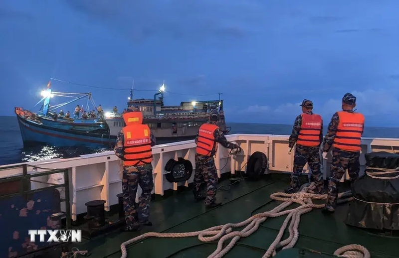 El buque 468 de la Región Naval 4 remolcó un barco pesquero con el eje del timón roto a la isla de Song Tu Tay. (Foto: VNA)