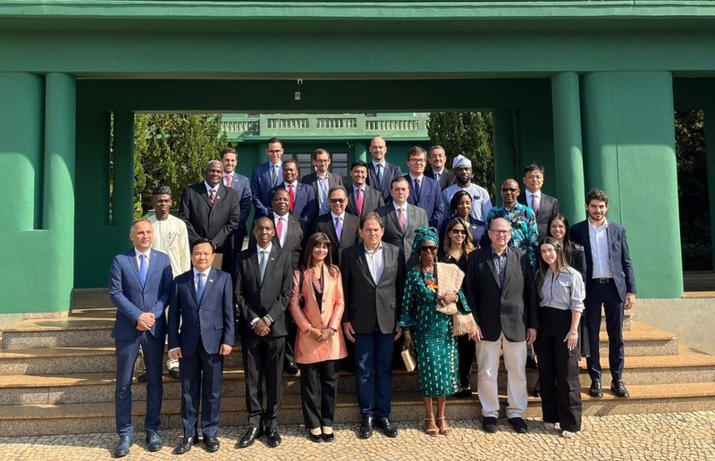 El vicegobernador de Estado de Goiás, Daniel Elias Carvalho Vilela, se toma foto de recuerdo con el embajador de Vietnam en Brasil, Bui Van Nghi, y representantes diplomáticos y agregados comerciales de 20 países. (Foto: Embajada de Vietnam en Brasil)