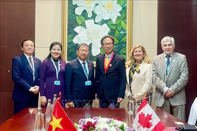 Vu Hai Ha, jefe de la Comisión de Relaciones Exteriores de la Asamblea Nacional de Vietnam (tercero desde la izquierda), se reúne con el senador canadiense Yuen Pau Woo. (Foto: VNA)