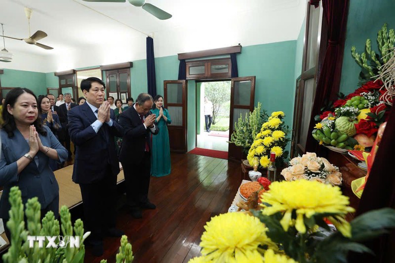 El presidente Luong Cuong ofrece inciensos en homenaje al presidente Ho Chi Minh en la Casa 67 dentro del complejo del Palacio Presidencial. (Foto: VNA)