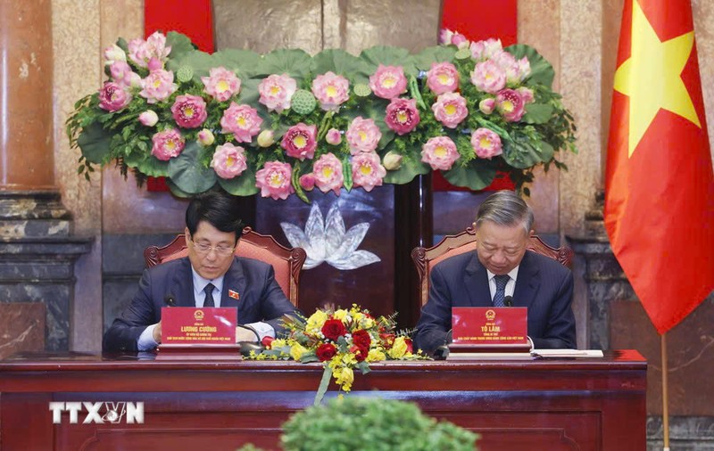 El secretario general del PCV, To Lam, y el presidente del país, Luong Cuong, firman el acta de traspaso de funciones de Presidente de Vietnam. (Foto: VNA)