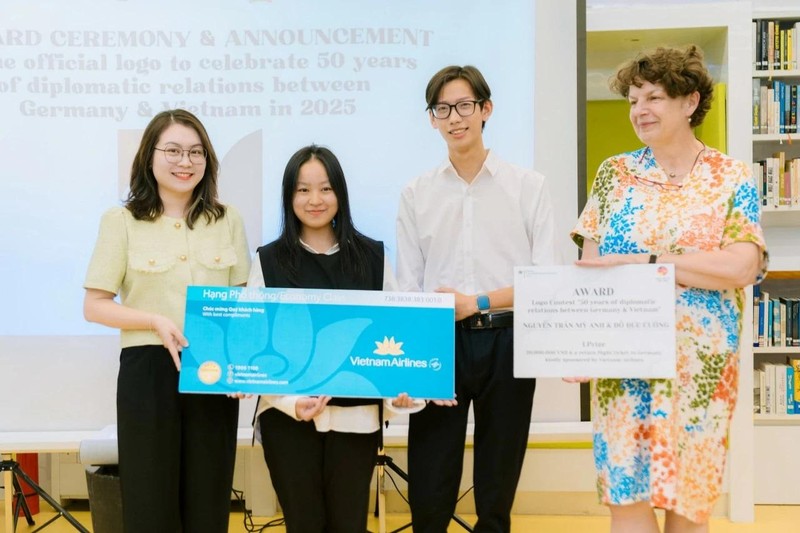 La embajadora de Alemania en Vietnam, Helga Margarete Barth, entrega el primer premio a los ganadores. (Foto: baoquocte.vn)