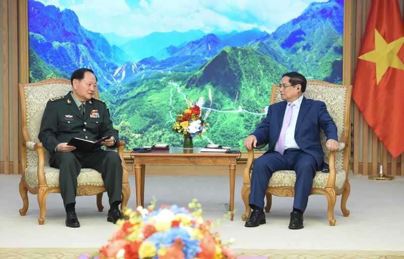 El premier vietnamita, Pham Minh Chinh, recibe al teniente general Zhang Youxia, miembro del Buró Político del Comité Central del Partido Comunista y vicepresidente de la Comisión Militar Central de China.