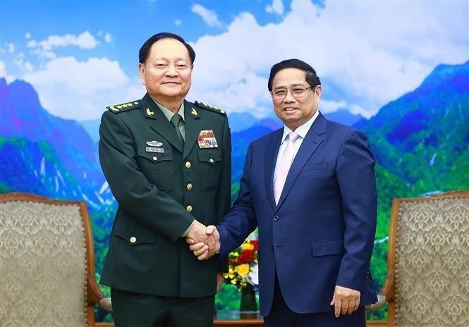 El primer ministro Pham Minh Chinh (derecha) y el vicepresidente de la Comisión Militar Central de China, el coronel general Zhang Youxia. (Foto: VNA)