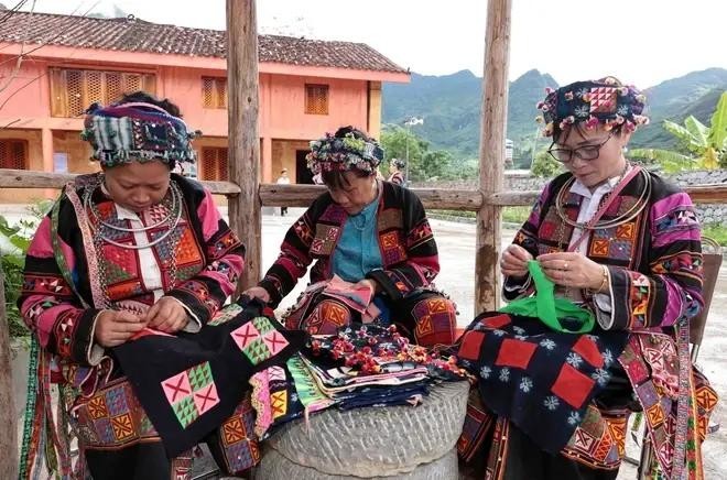 Las mujeres étnicas bordan hábilmente patrones en trajes tradicionales. (Foto: VNA)