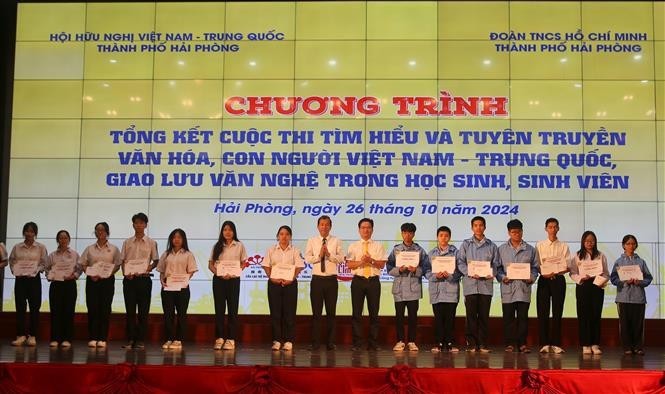 El comité organizador entrega obsequios a los estudiantes con excelentes logros académicos vietnamitas y chinas en Hai Phong. (Foto: VNA)