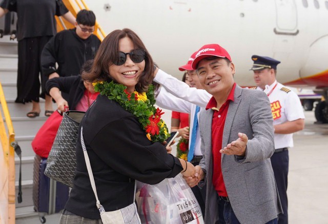 Reciben a turistas surcoreanos al aeropuerto de Cam Ranh. (Foto: toquoc.vn)