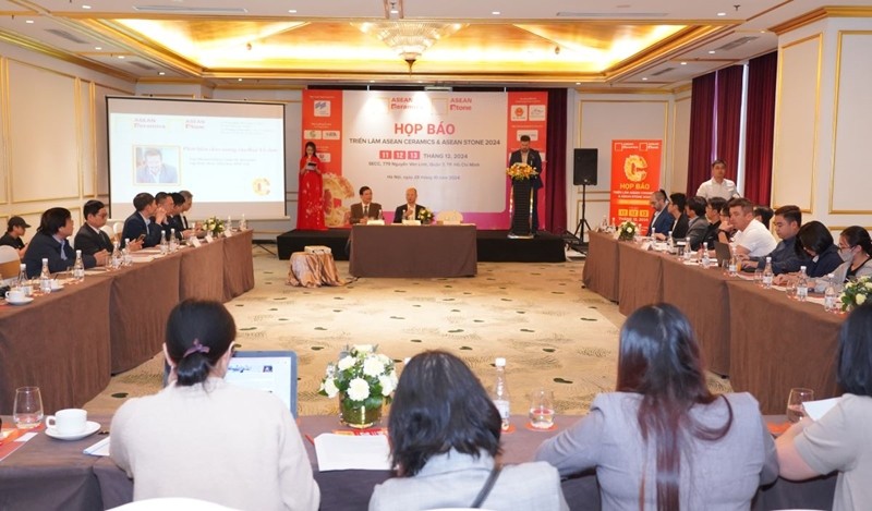 Rueda de prensa para anunicar sobre la exposición. (Foto: dangcongsan.vn)