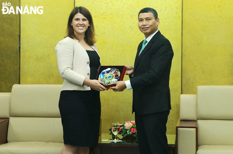 El vicepresidente permanente del Comité Popular de Da Nang, Ho Ky Minh, entrega recuerdo a la cónsul general del Reino Unido de Gran Bretaña e Irlanda del Norte en Ciudad Ho Chi Minh, Alexandra Smith. (Foto: baodanang.vn)