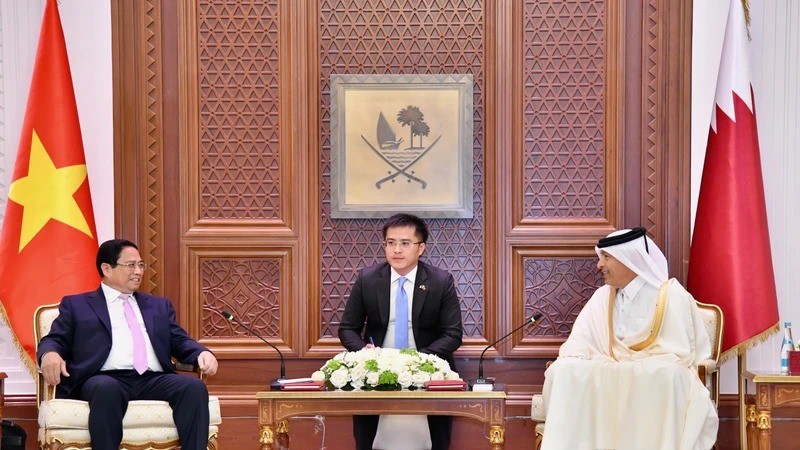 El primer ministro Pham Minh Chinh se entrevista con el presidente de la Asamblea Consultiva de Catar, Hassan bin Abdullah Al-Ghanim. (Foto: Thanh Giang)