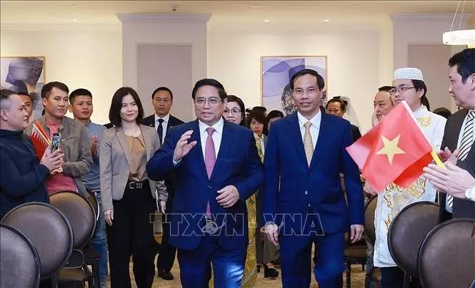 El primer ministro Pham Minh Chinh y su esposa se reúnen con el personal de la embajada y representantes de comunidad vietnamita en Catar. (Foto: VNA)