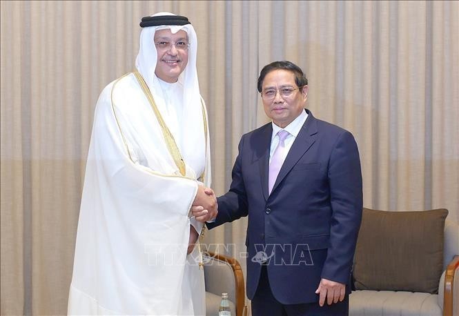 El primer ministro Pham Minh Chinh recibe al ministro de Comunicaciones y Tecnologías de la Información de Catar, Mohammed bin Ali bin Mohammed Al Mannai. (Foto: VNA)