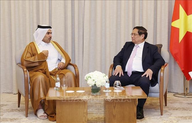 El primer ministro de Vietnam, Pham Minh Chinh, recibe a Saad bin Sherida Al Kaabi, secretario de Estado para Asuntos Energéticos de Catar y director ejecutivo de QatarEnergy. (Foto: VNA)