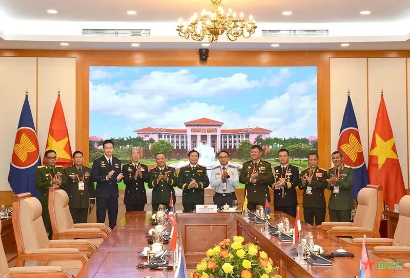 Delegados participantes en la cita. (Foto: qdnd.vn)