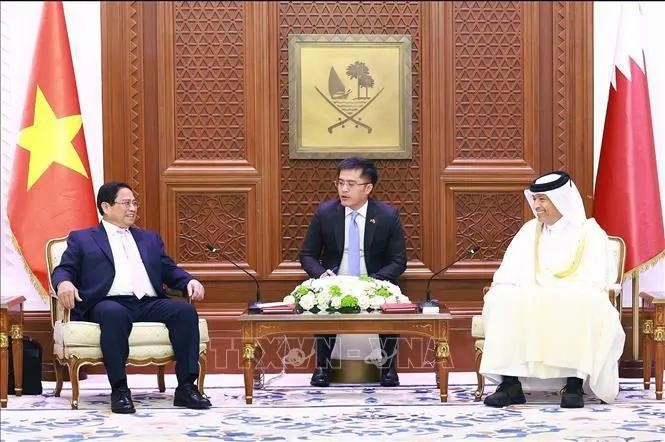 El primer ministro vietnamita, Pham Minh Chinh (primero, izquieda), conversa con el presidente del Consejo de la Shura de Catar, Hassan bin Abdulla Al-Ghanim (primero, derecha). (Foto: VNA)