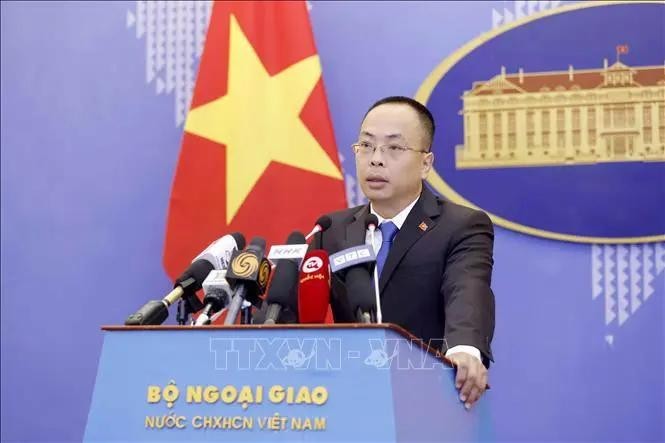 Doan Khac Viet, portavoz adjunto de la Cancillería de Vietnam, responde a las preguntas de los periodistas. (Foto: VNA)