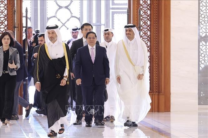 El primer ministro de Catar, Sheikh Mohammed bin Abdulrahman bin Jasim Al-Thani, preside la ceremonia de bienvenida a su homólogo vietnamita, Pham Minh Chinh. (Foto: VNA)