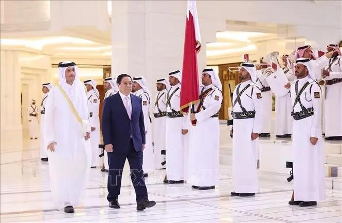 El primer ministro Pham Minh Chinh y su homólogo catarí Sheikh Mohammed bin Abdulrahman bin Jasim Al-Thani en la ceremonia de bienvenida. (Foto: VNA)