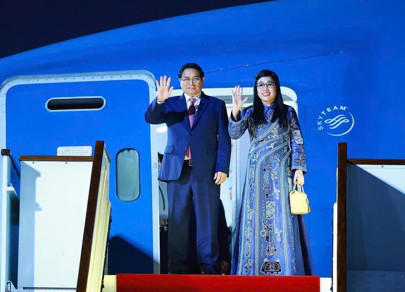 El primer ministro Pham Minh Chinh y su esposa llegan al aeropuerto internacional de Doha. (Foto: VNA)