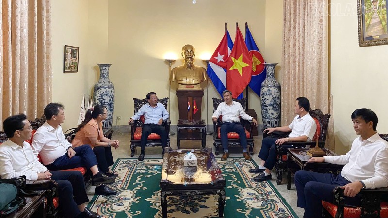 En el encuentro entre la delegación de Lao Cai y la Embajada de Vietnam en Cuba. (Foto: baolaocai.vn) 