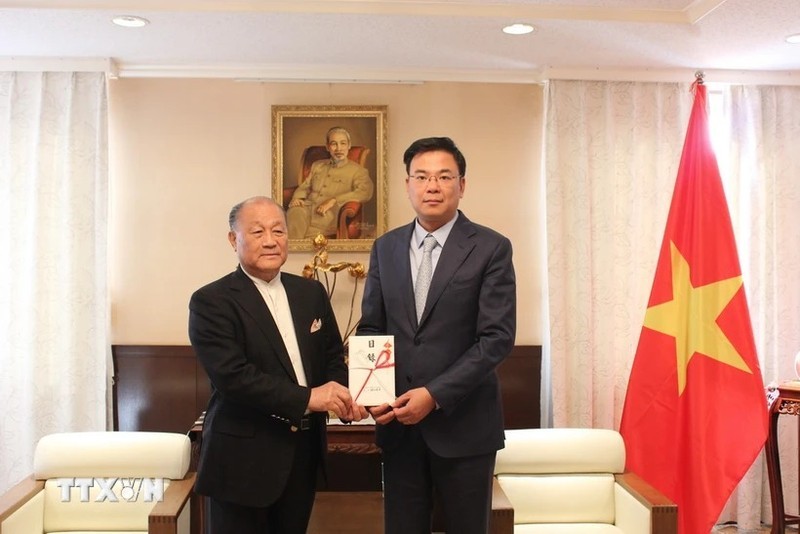 El presidente de la Asociación de Intercambio Japón-Vietnam de la prefectura japonesa de Miyagi, Atsushi Kamada, entrega la asistencia a la Embajada de Vietnam en Tokio. (Foto: VNA) 