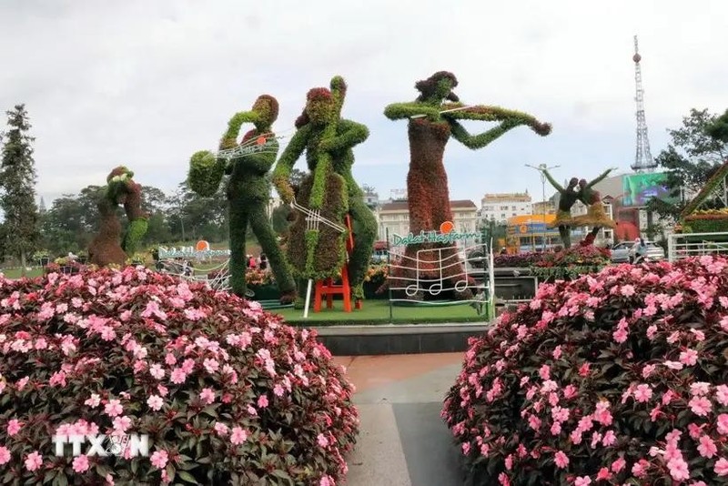 Paisajes en miniatura muy singulares hechos de plantas y flores extremadamente singulares en el Festival de las Flores de Dalat de 2022. (Foto: VNA)