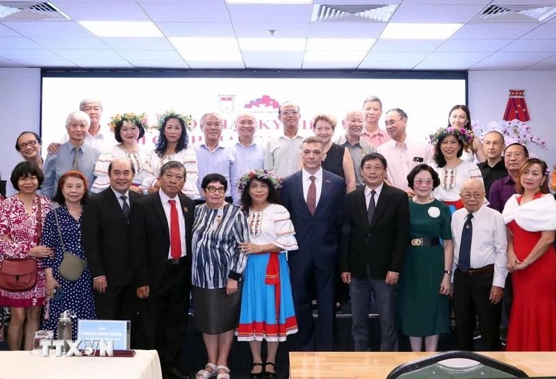 El cónsul general adjunto de Rusia en Ciudad Ho Chi Minh, Iurii Nemtsov, y los delegados del evento. (Foto: VNA)