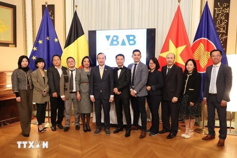 El embajador de Hanói en Bélgica, Nguyen Van Thao (sexto de la izquierda) y los miembros de la Junta directiva de la VBAB. (Foto: VNA)