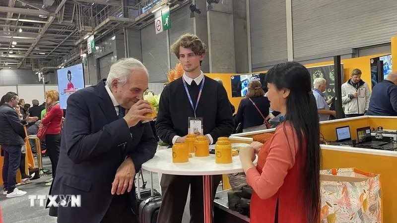 Philippe Juglar, presidente de AVPA, experimenta el té vietnamita. (Foto: VNA)