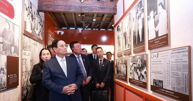 El primer ministro vietnamita, Pham Minh Chinh, visita el área de reliquias del Presidente Ho Chi Minh en la ciudad de Kunming. (Foto: VNA)