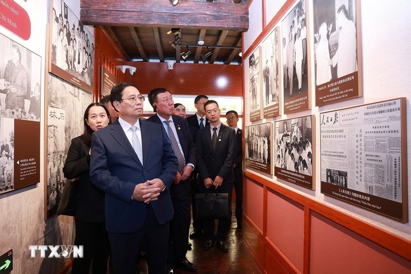  El primer ministro Pham Minh Chinh visita el área de reliquias del Presidente Ho Chi Minh, ubicado en el número 89-91 de la calle Hua Shan Nan, en el distrito de Wuhua, de ciudad de Kunming. (Foto: VNA) 