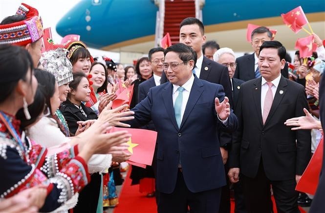 El primer ministro de Vietnam, Pham Minh Chinh, llega a Kunming para iniciar su visita de trabajo en China. (Foto: VNA)