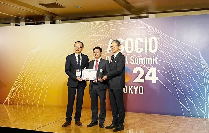 Representantes del Gobierno de Thua Thien-Hue reciben el premio. (Foto: hanoimoi.vn)