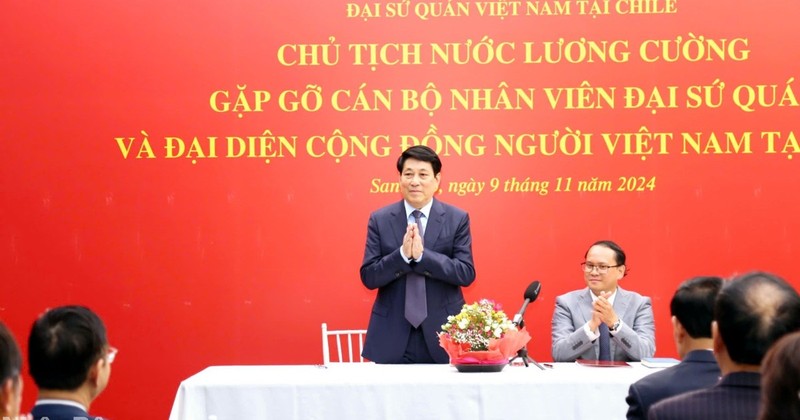 El presidente vietnamita, Luong Cuong, en el encuentro con el personal de la Embajada de Vietnam en Chile y representantes de la comunidad vietnamita residente en ese país. (Foto: VNA)