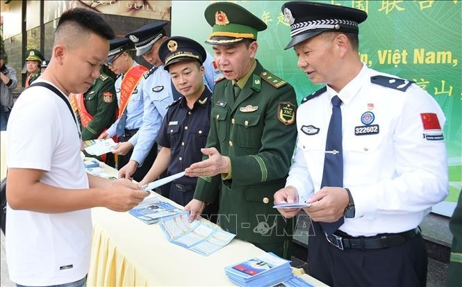 Los guardafronteras en las puertas limítrofes de Huu Nghi, en la provincia de Lang Son, y de Youyi Guan, de China, sostuvieron un evento para elevar la conciencia sobre las leyes para los residentes. (Foto: VNA)