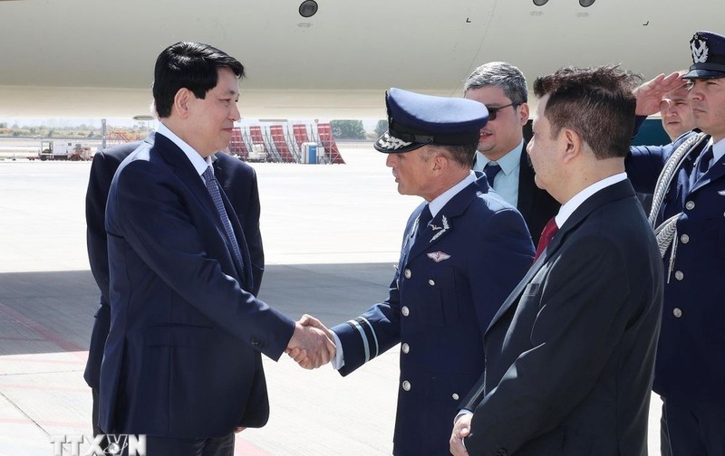 El presidente Luong Cuong (izquierda) con los altos funcionarios chilenos en el aeropuerto intenacional de Arturo M. Benitez. (Foto: VNA)