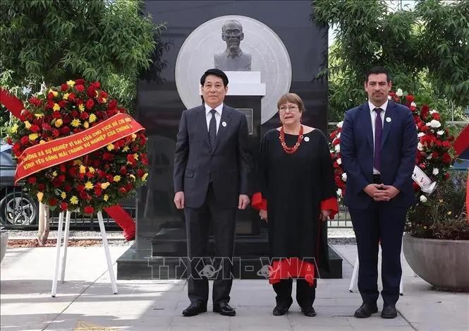 El presidente vietnamita Luong Cuong (primero a la izquierda) y la expresidenta Michelle Bachellet en la colocación de ofrendas florales en el Monumento del Presidente Ho Chi Minh en Santiago de Chile. (Foto: VNA)