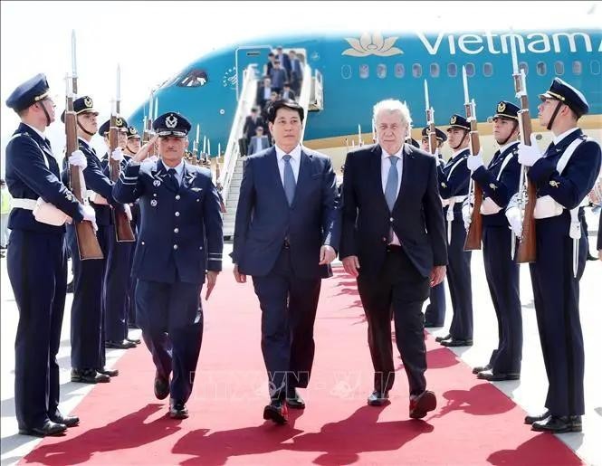 Ceremonia de bienvenida al presidente Luong Cuong en el aeropuerto. (Foto: VNA)