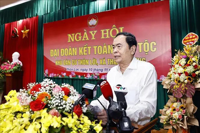 El presidente de la Asamblea Nacional de Vietnam, Tran Thanh Man, asiste al Festival de la Gran Unidad Nacional en la aldea de Loi, provincia de Ha Nam (Foto: VNA)