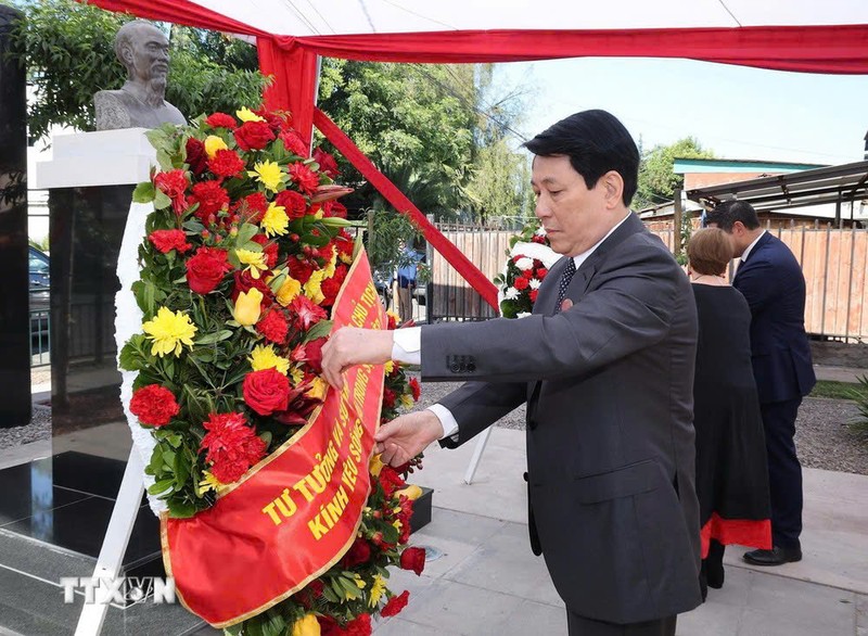 El presidente vietnamita, Luong Cuong, ofrece flores en el Monumento dedicado al Presidente Ho Chi Minh en Santiago, capital de Chile. (Foto: VNA)