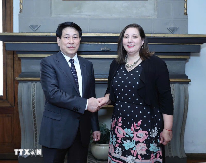 El presidente Luong Cuong visita la sede y se reúne con la titular del Partido Socialista de Chile, Paulina Vodanovic. (Foto: VNA)