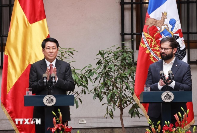 El presidente vietnamita Luong Cuong y su par chileno, Gabriel Boric Font, en la rueda de prensa. (Foto: VNA)