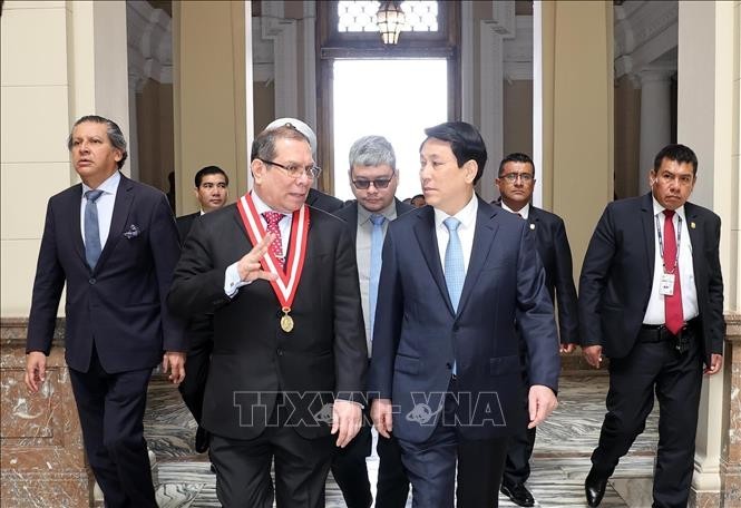 El presidente del Poder Judicial de Perú, Javier Arévalo Vela, recibe al mandatario vietnamita, Luong Cuong. (Foto: VNA)