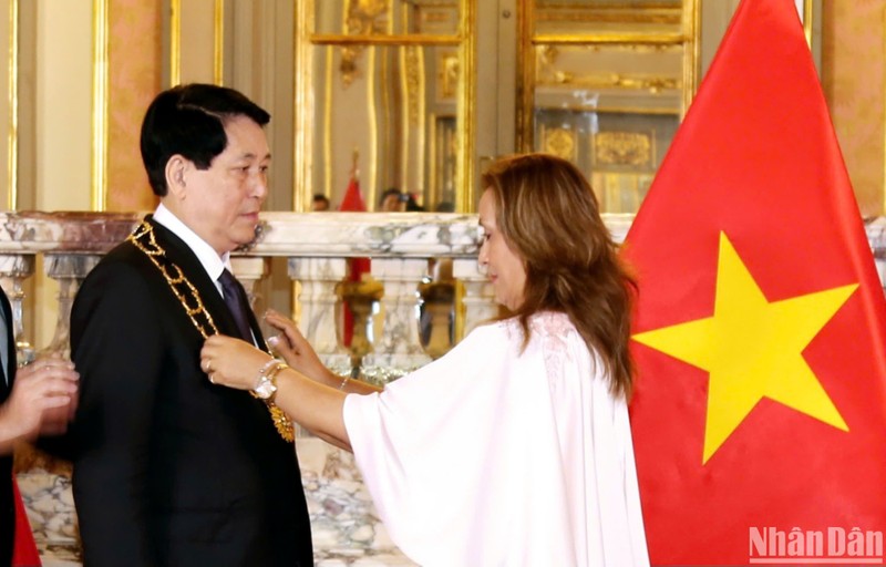 La presidenta peruana, Dina Ercilia Boluarte Zegarra, otorga la Orden Sol del Perú en el grado de Gran Cruz al presidente vietnamita, Luong Cuong. (Foto: VNA) 